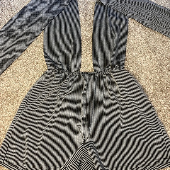 Plugging next Crisscross Backless Striped Romper - Picture 2 of 6